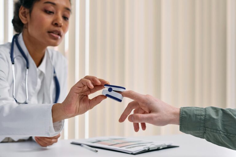 Persona latina recibiendo examen medico