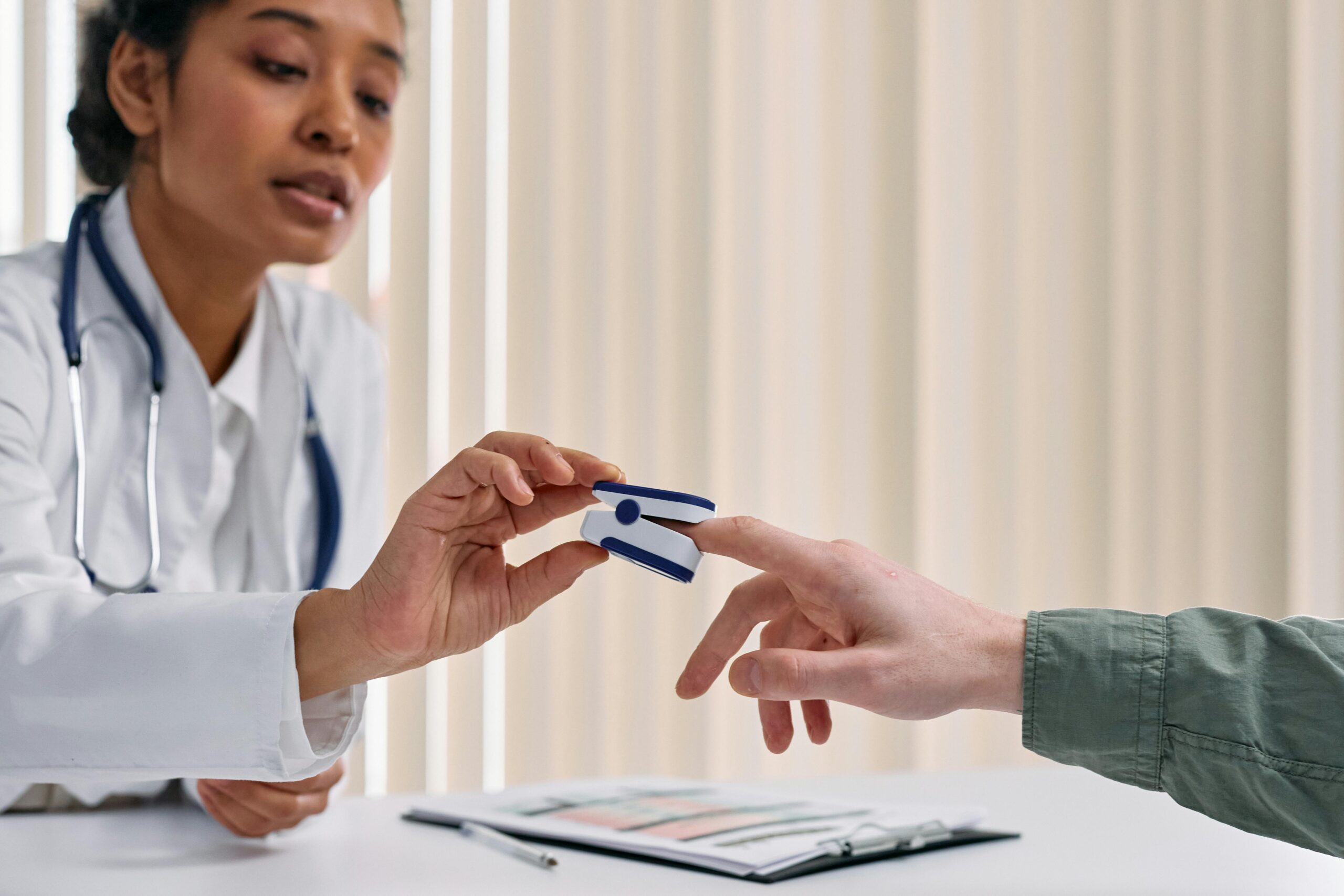 Persona latina recibiendo examen medico