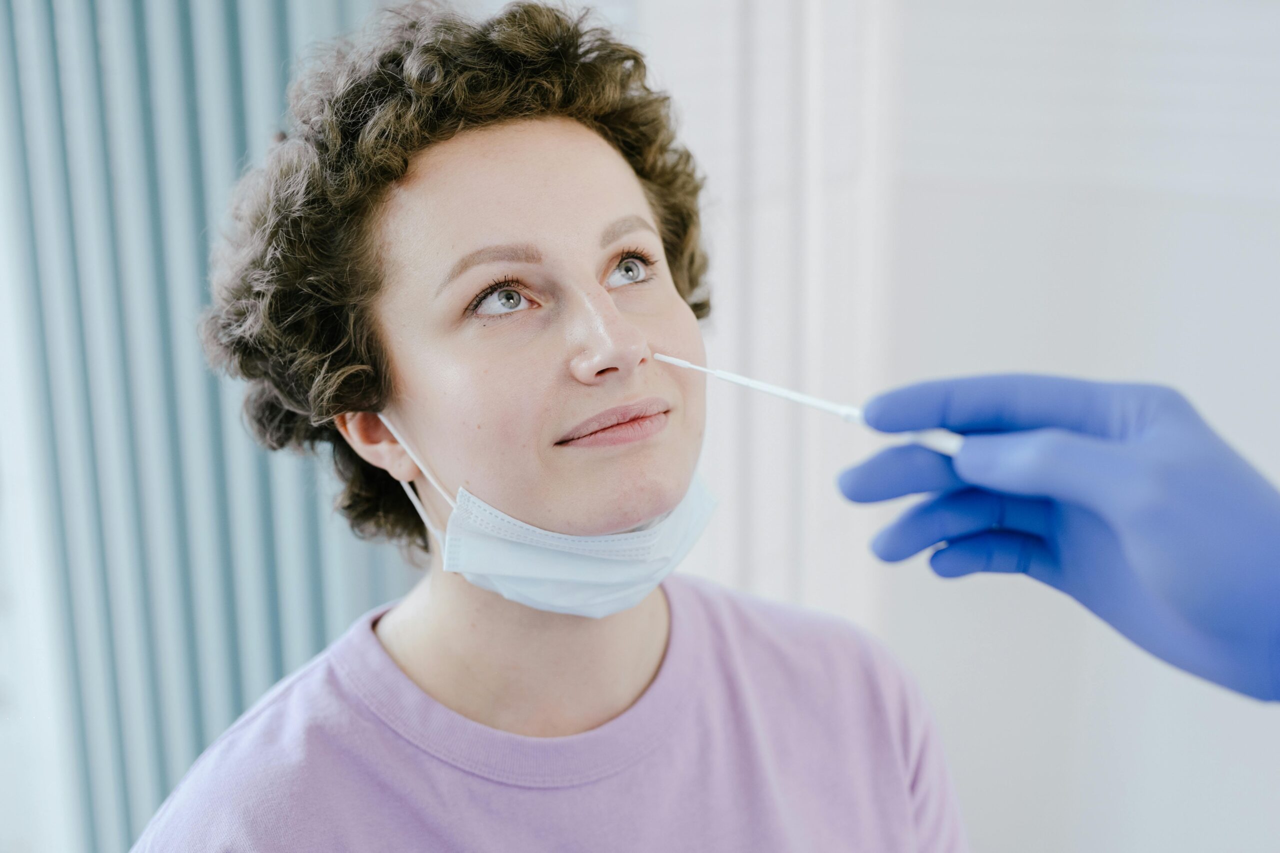 Paciente recibiendo hisopo nasal
