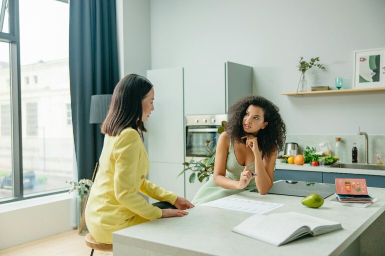 nutricionista entregando plan alimenticio.